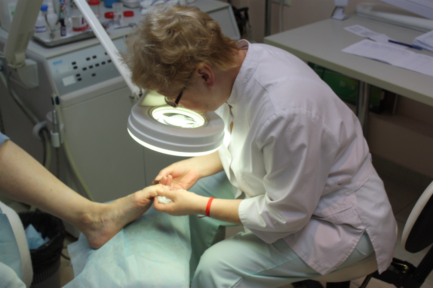 Какой врач лечит грибок ногтей
